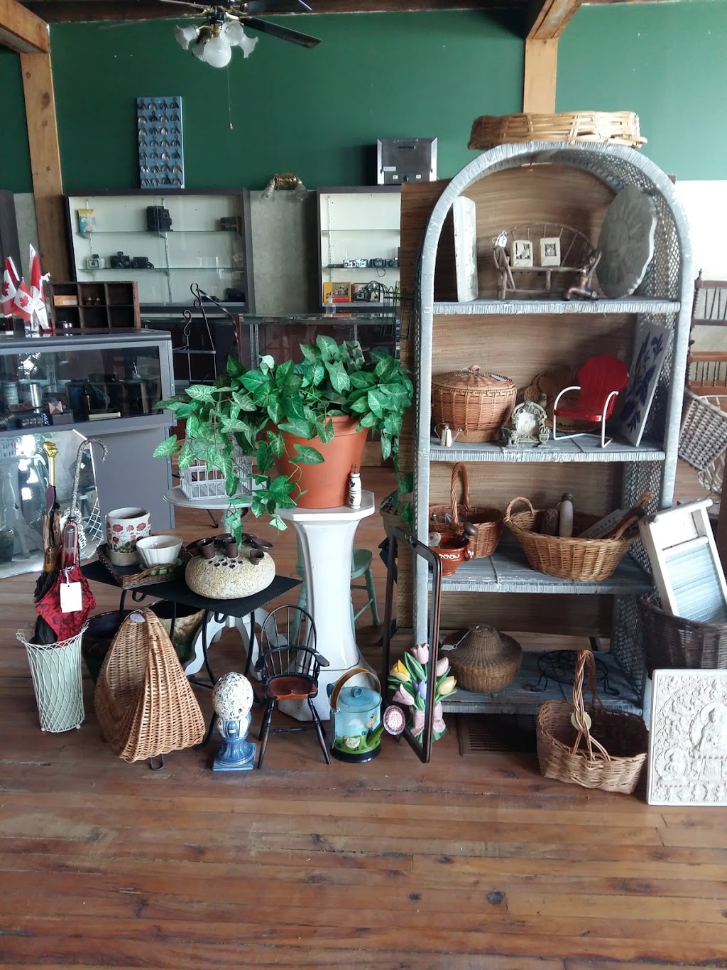 Top of the Stairs Antiques & Collectibles | 36 Niagara St, Welland, ON L3C 1H9, Canada | Phone: (289) 687-7634