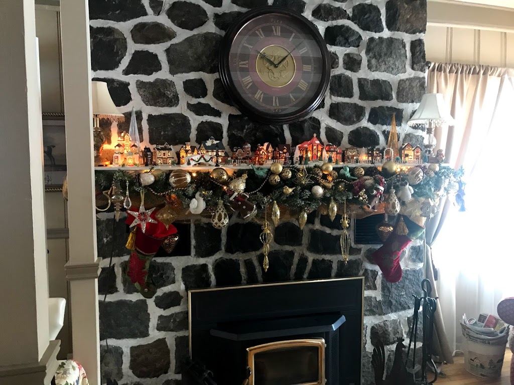 House Slippers and Grapefruit B & B | 1408 Rue Archambault, Sainte-Adèle, QC J8B 2X6, Canada | Phone: (450) 229-5312