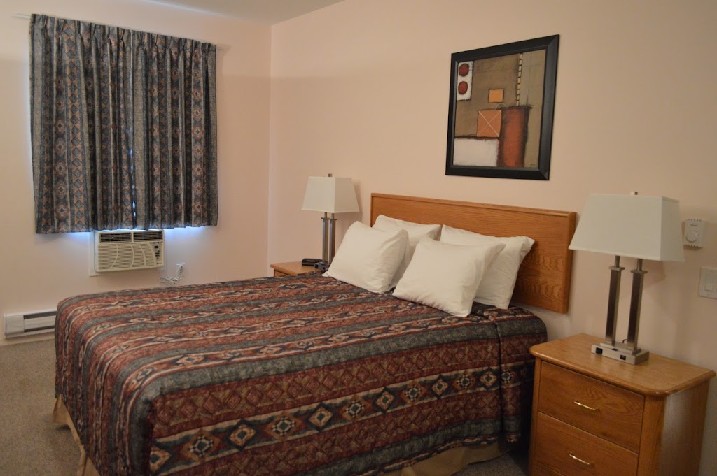 Western Traveller Motel | 1591 Central Ave, Grand Forks, BC V0H 1H0, Canada | Phone: (250) 442-5566