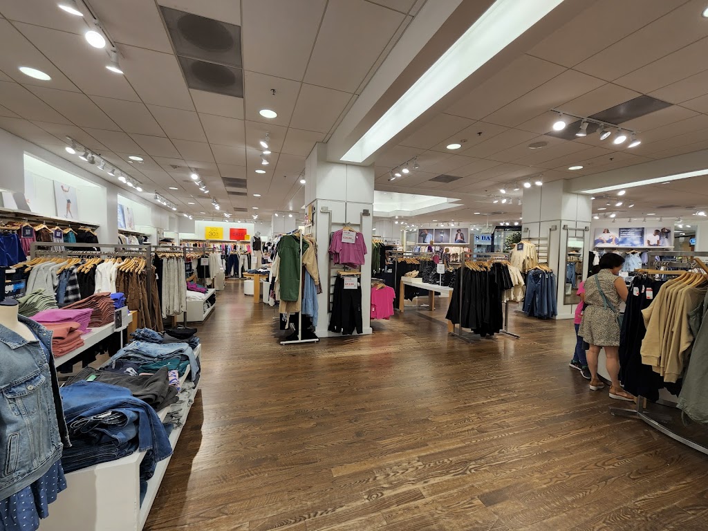 Gap | 3625 Shaganappi Trail NW Space D01, Calgary, AB T3A 0E2, Canada | Phone: (403) 288-5188