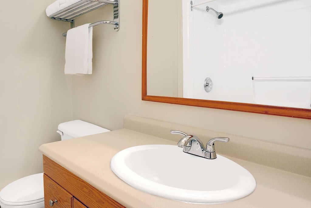 Howard Johnson by Wyndham Lindsay | 354 Lindsay St S, Lindsay, ON K9V 4R4, Canada | Phone: (705) 324-0314