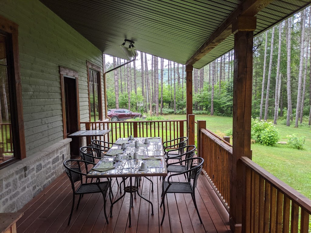 Au Petit Marigot | 90 Chemin Clément, Mont-Tremblant, QC J8E 1N8, Canada | Phone: (819) 425-9691