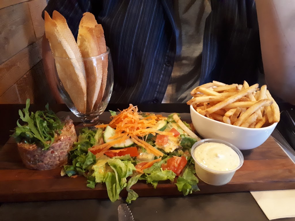 LIntermède Du Lac Restaurant | 316 Rue Laurier, Disraeli, QC G0N 1E0, Canada | Phone: (418) 449-1766