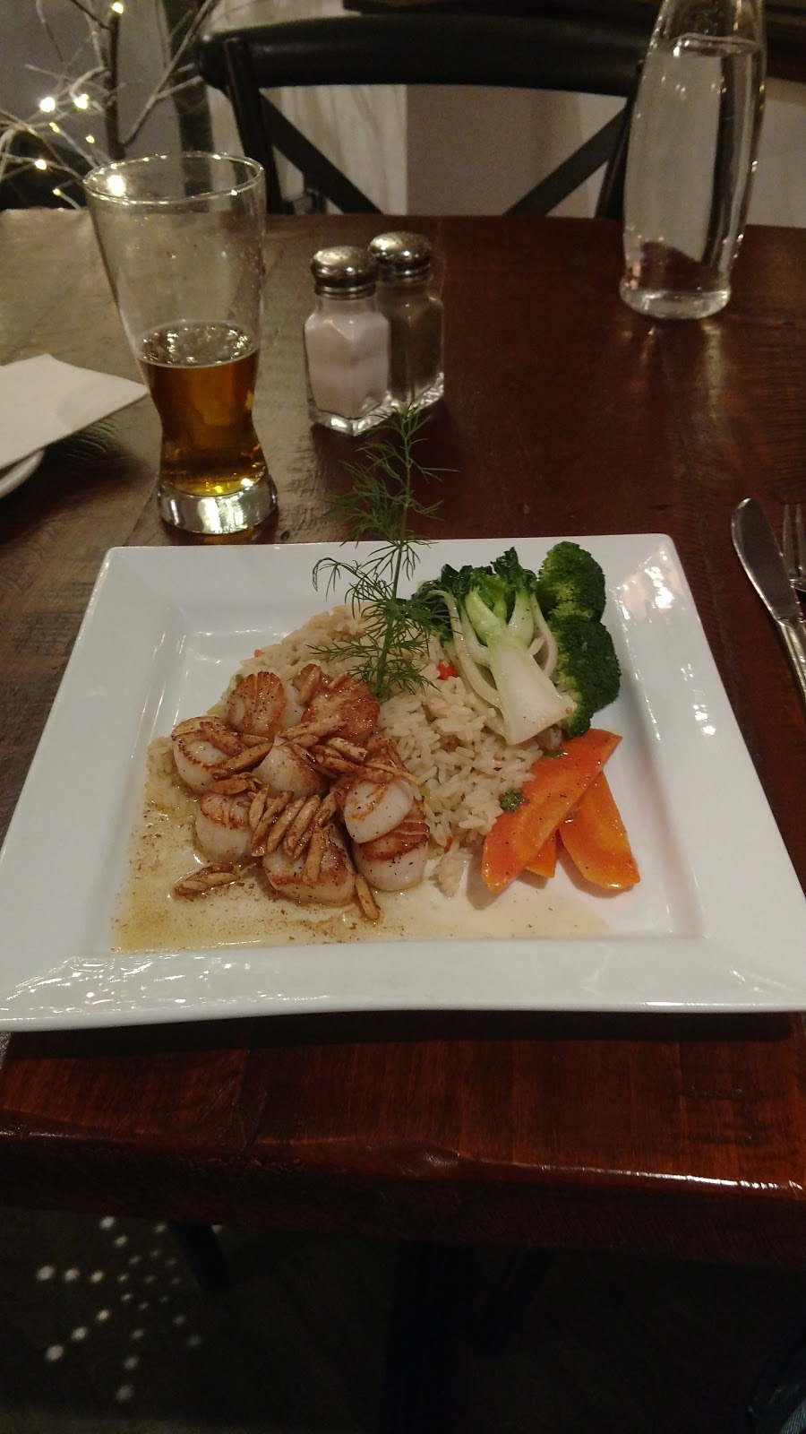 Lakeside Grill @ Chocolate Lake Hotel | 20 St Margarets Bay Rd, Halifax, NS B3N 1H4, Canada | Phone: (902) 477-5611