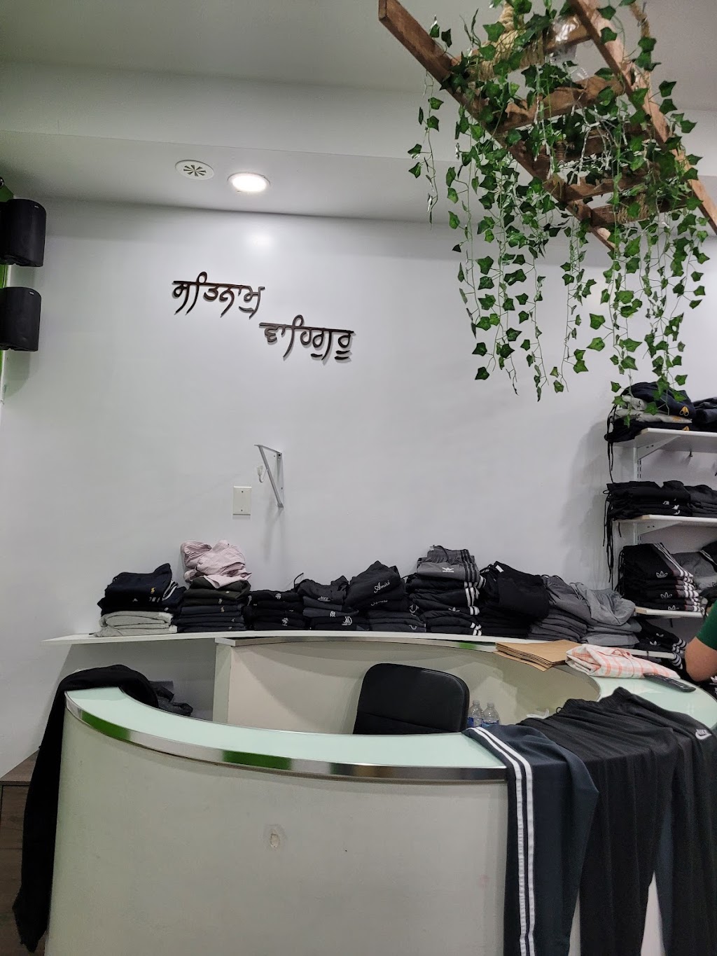 The Closet | 136 Inspire Blvd, Brampton, ON L6R 0B3, Canada | Phone: (647) 770-3305