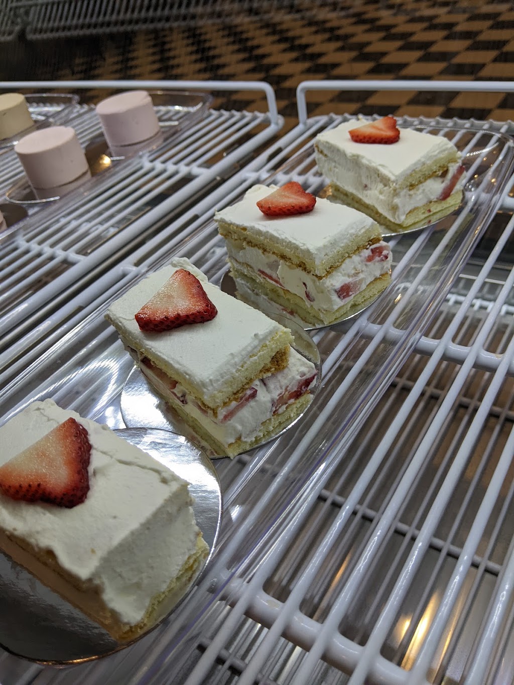 Yellow Walrus Cafe and Bakeshop | 4 Massey St Unit 9, Angus, ON L0M 1B0, Canada | Phone: (705) 516-0098