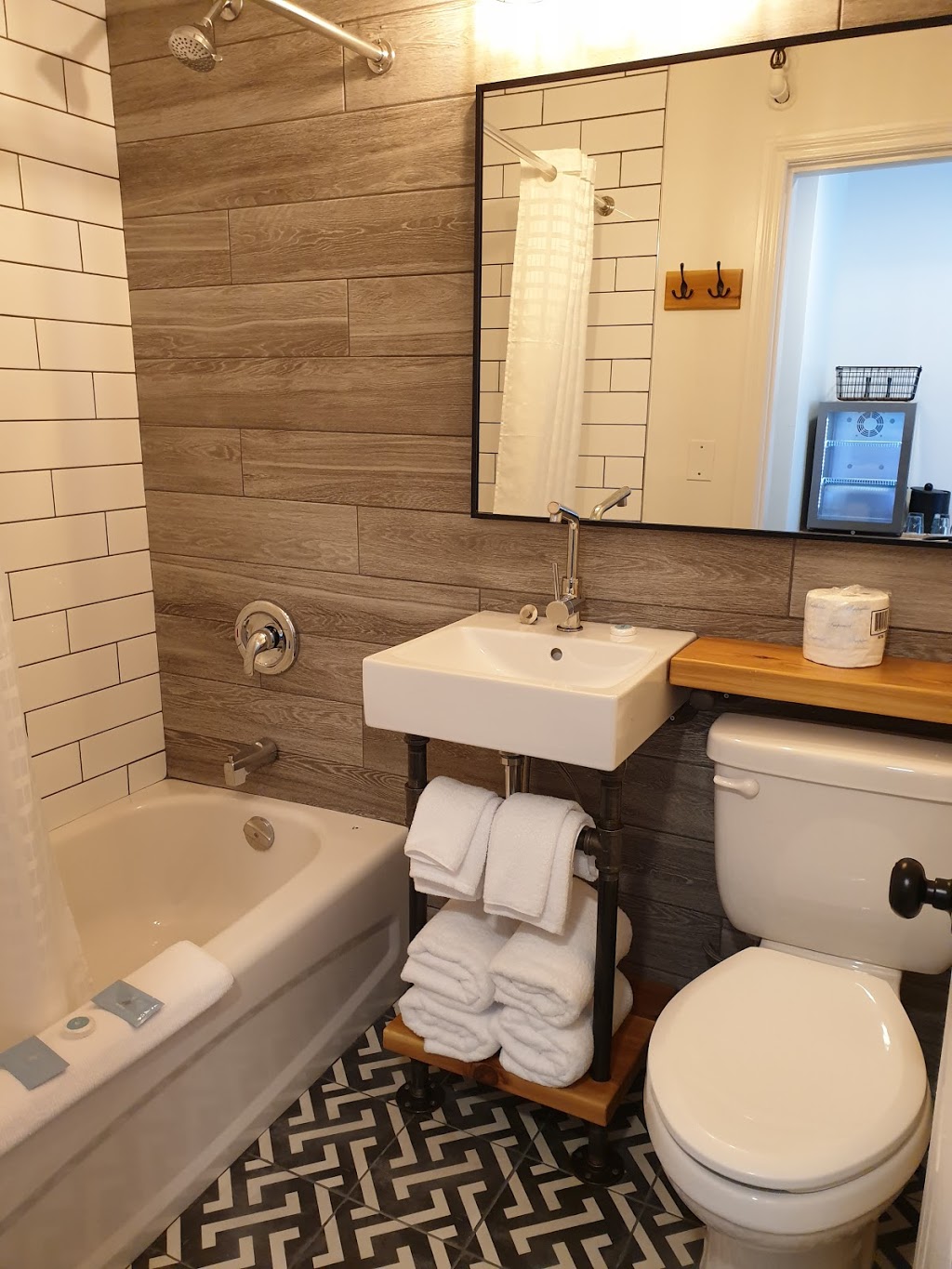 Crash Hotel Squamish | 38005 Cleveland Ave, Squamish, BC V8B 0C3, Canada | Phone: (604) 815-3403