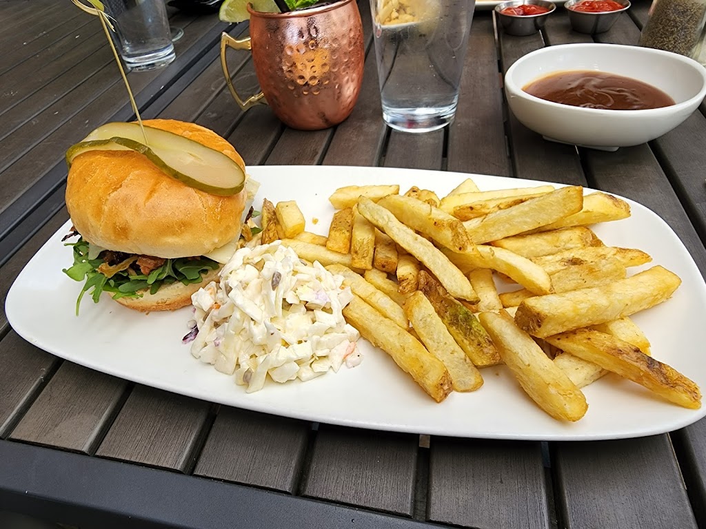 White Spot North Road | 4075 North Rd, Burnaby, BC V3J 1S3, Canada | Phone: (604) 421-4620