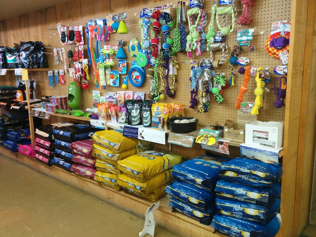 Hoskin Feed & Country Store | 171 Railway Ave, Komoka, London, ON N0L, Canada | Phone: (519) 657-1744