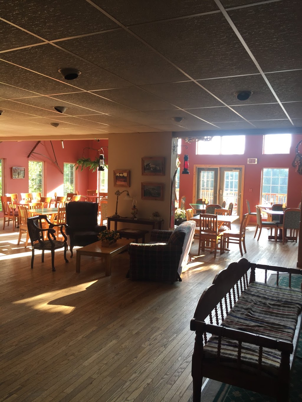 Auberge des Deux Rives | 339 chemin du Lac Ste-Marie Kazabazua, Lac-Sainte-Marie, QC J0X 1Z0, Canada | Phone: (819) 467-3797
