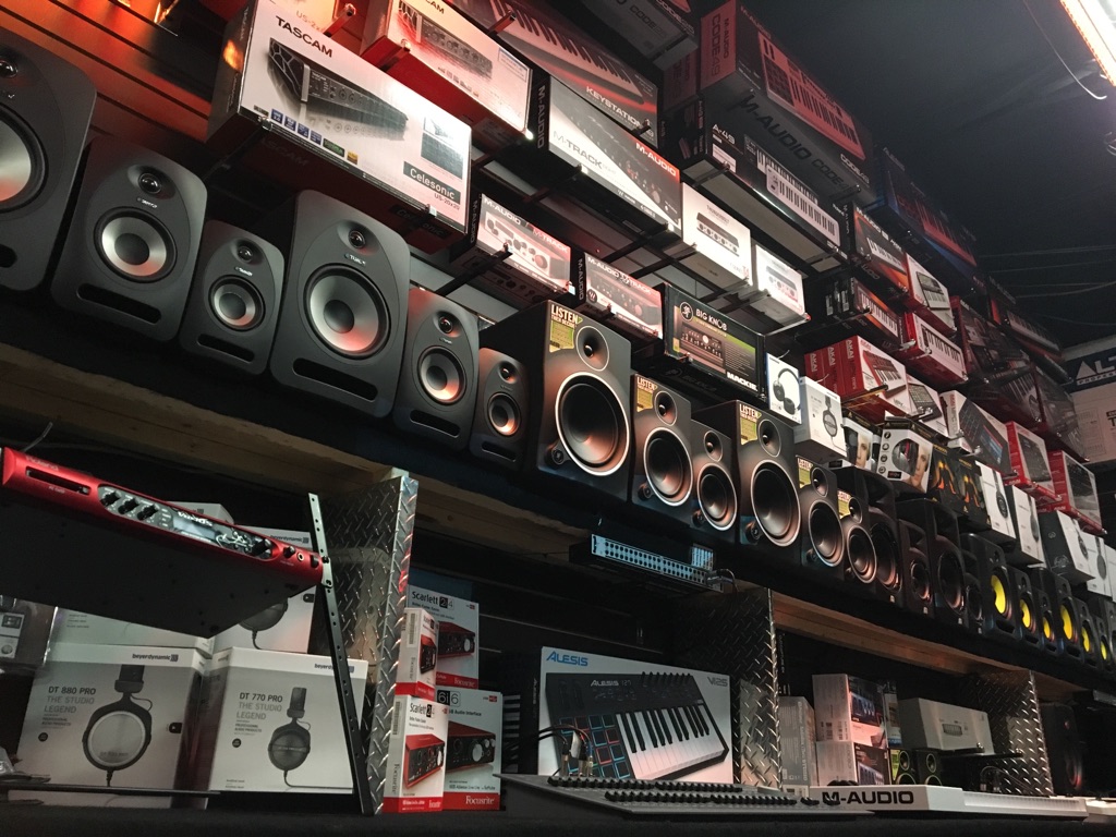 Musique Red One Music | 2069 Avenue Chartier, Dorval, QC H9P 1H3, Canada | Phone: (514) 225-2226