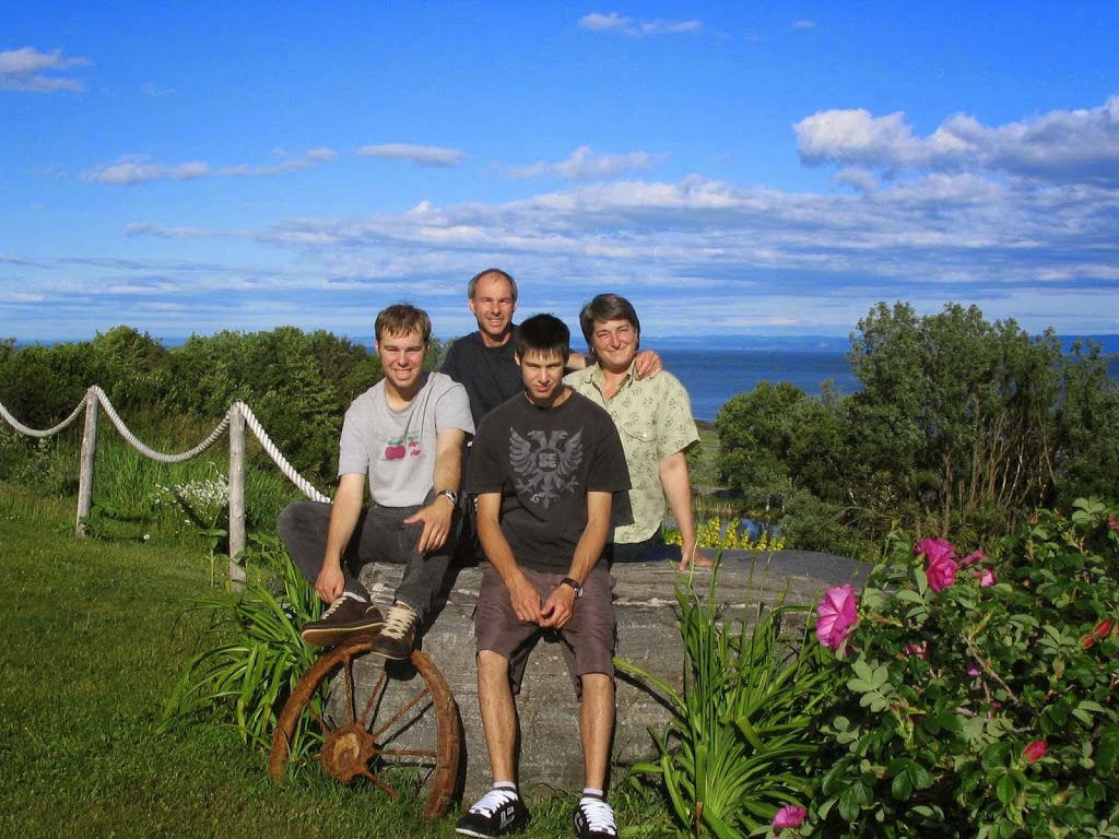 Auberge Les Eglantiers | 82 Chemin de la Baleine, La Baleine, QC G0A 2A0, Canada | Phone: (418) 438-2500
