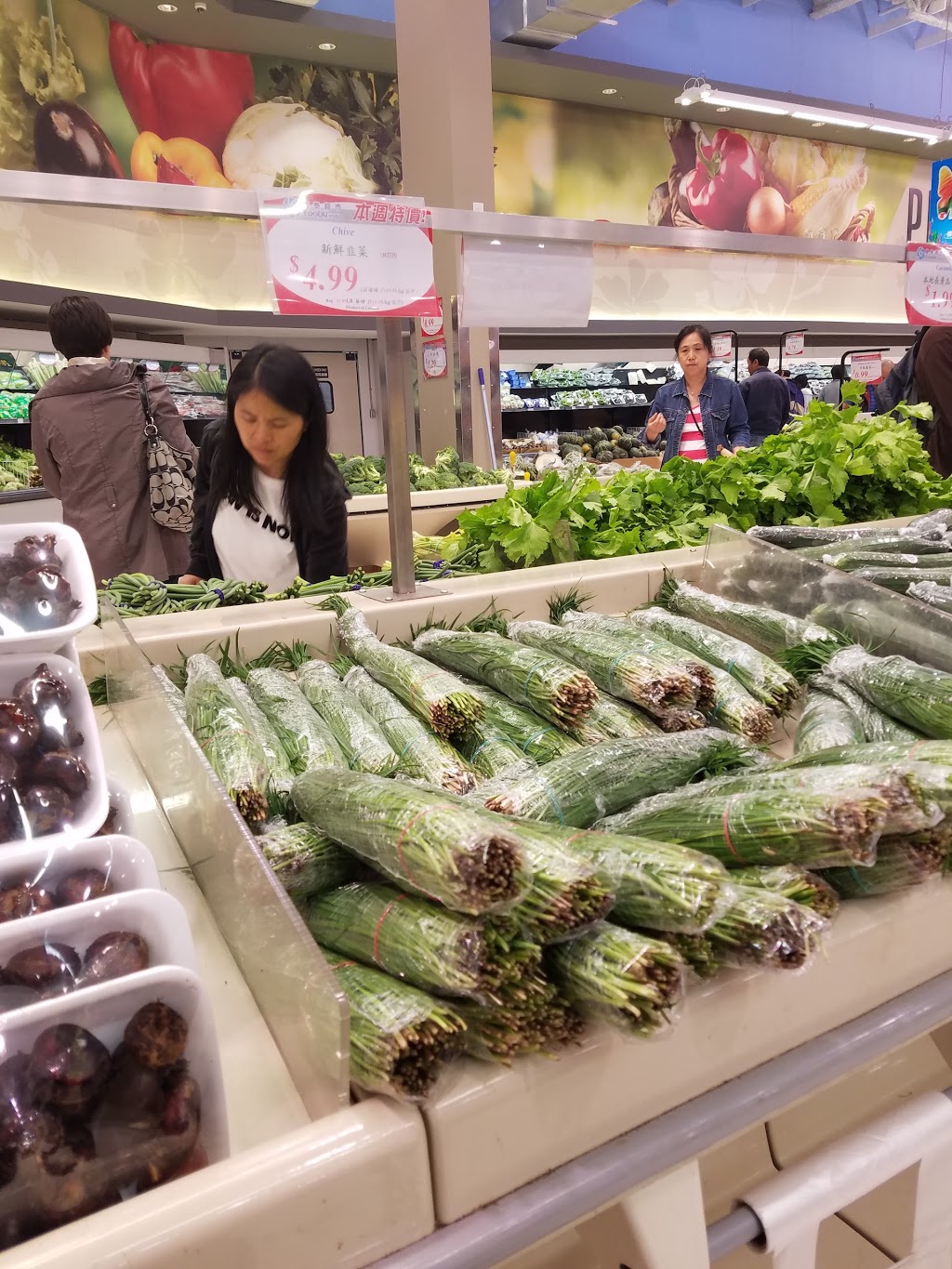 FoodyWorld | 3000 Sexsmith Rd, Richmond, BC V6X 4K9, Canada | Phone: (604) 233-0886