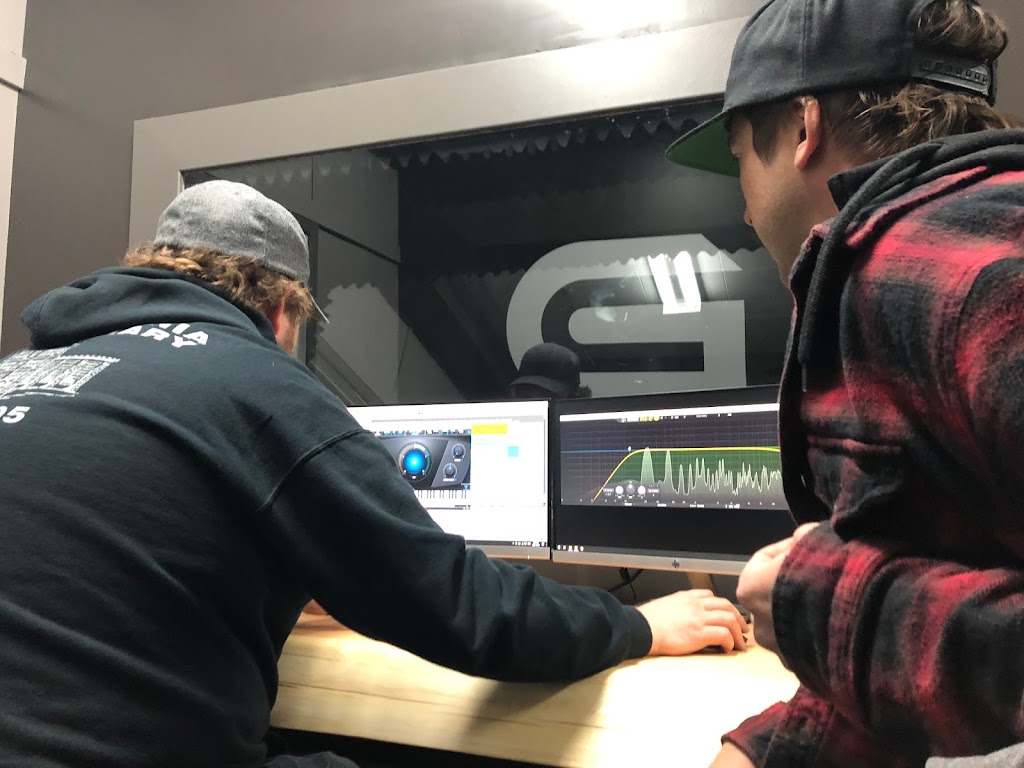 Bedroom Studios | 2031 19 Ave, Didsbury, AB T0M 0W0, Canada | Phone: (403) 335-0040