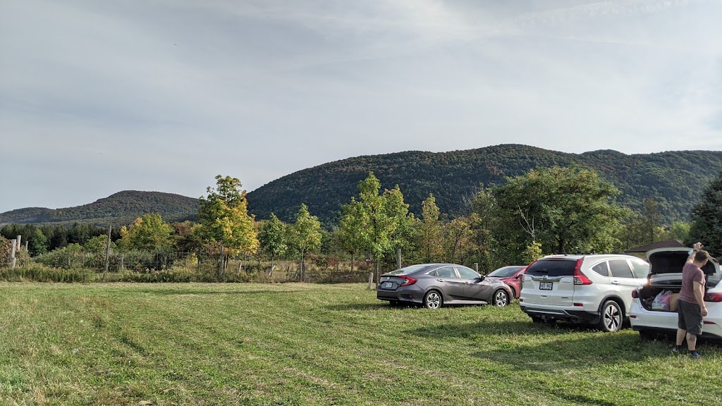 Au Pavillon de la Pomme | 1130 Bd Sir-Wilfrid-Laurier, Mont-Saint-Hilaire, QC J3G 4S6, Canada | Phone: (450) 464-2654