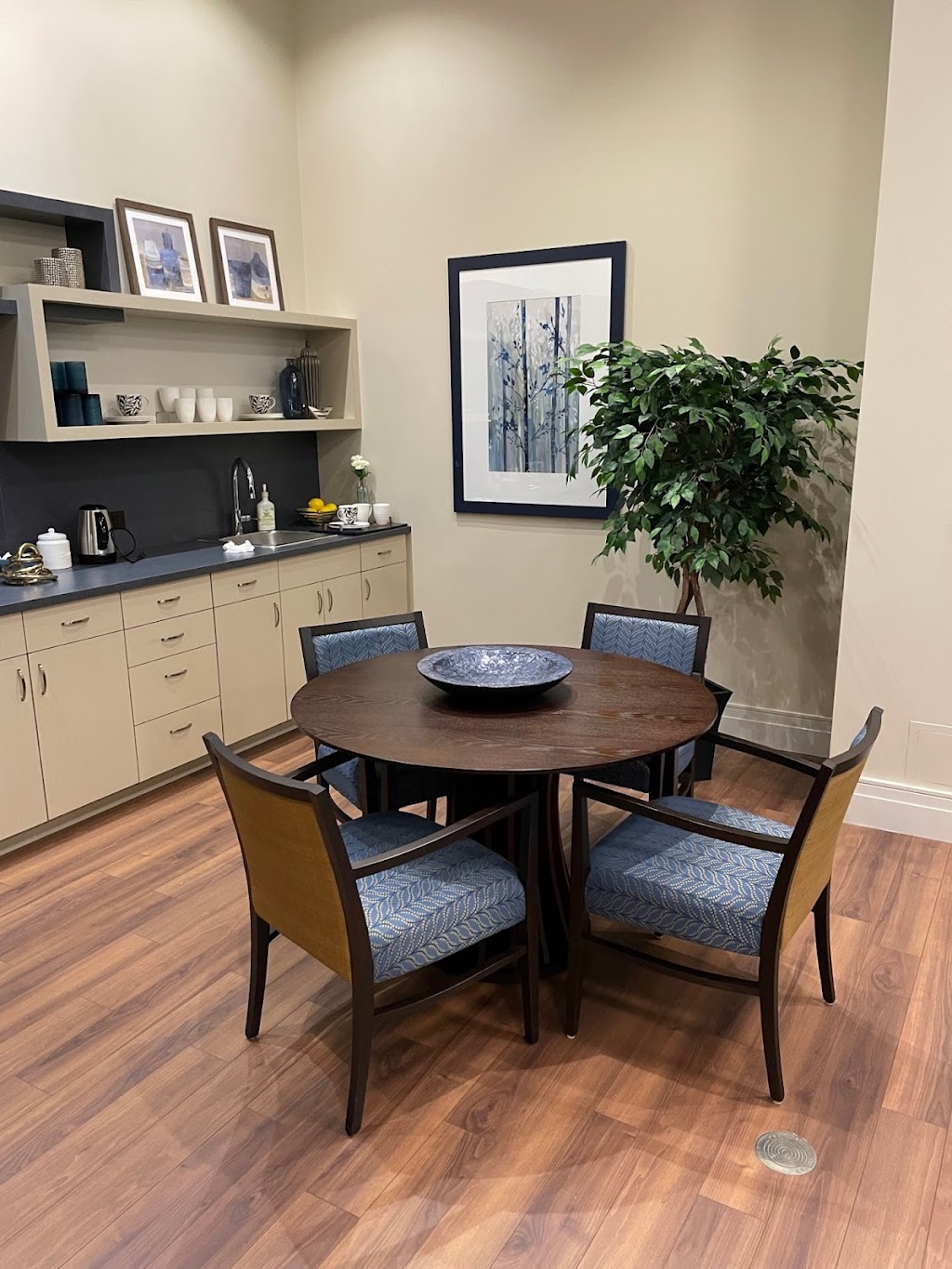 Oakville Estates Retirement Residence Presentation Centre | 3075 Hospital Gate Suite 105, Oakville, ON L6M 1M1, Canada | Phone: (905) 464-0807