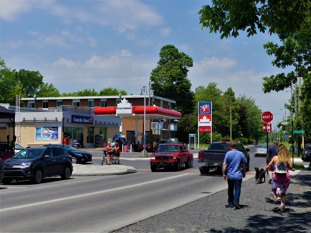 Couche-Tard | 334 Rue Champlain, Saint-Jean-sur-Richelieu, QC J3B 6W4, Canada | Phone: (450) 348-8514