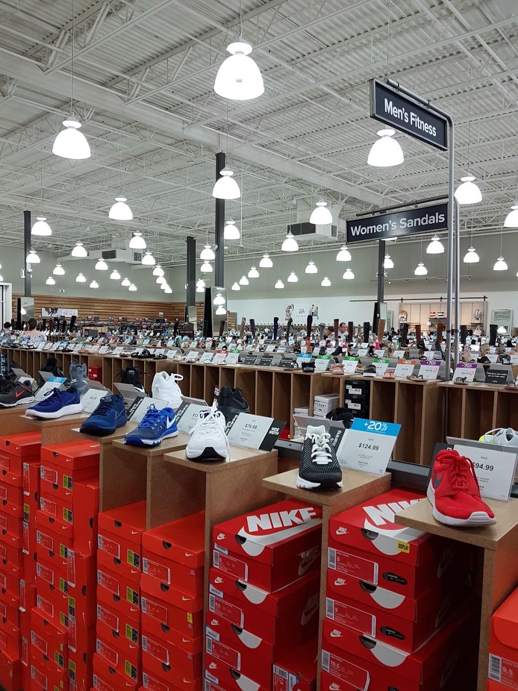 DSW Designer Shoe Warehouse | 17890 Yonge St, Newmarket, ON L3Y 8S1, Canada | Phone: (905) 952-2121