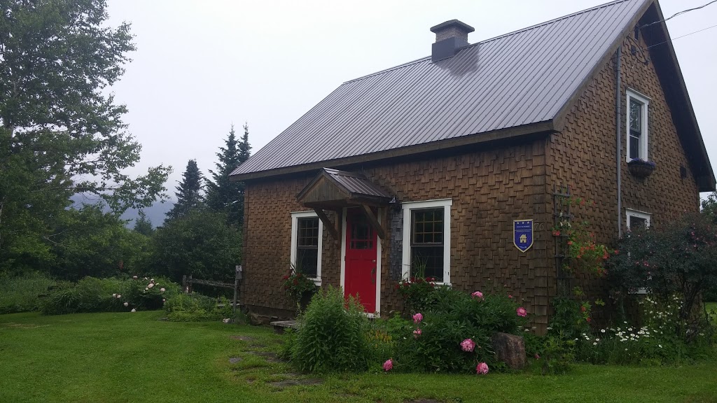 Auberge Aux Toits Rouges | 72 Route Chesham, Notre-Dame-des-Bois, QC J0B 2E0, Canada | Phone: (819) 888-2999