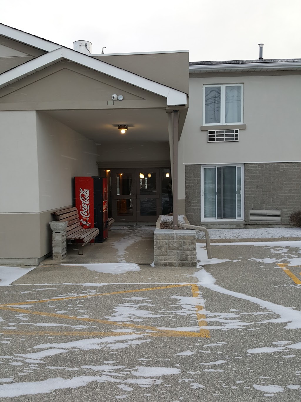 The Village Inn Elora | 66 Wellington Rd 7, Elora, ON N0B 1S0, Canada | Phone: (519) 846-5333