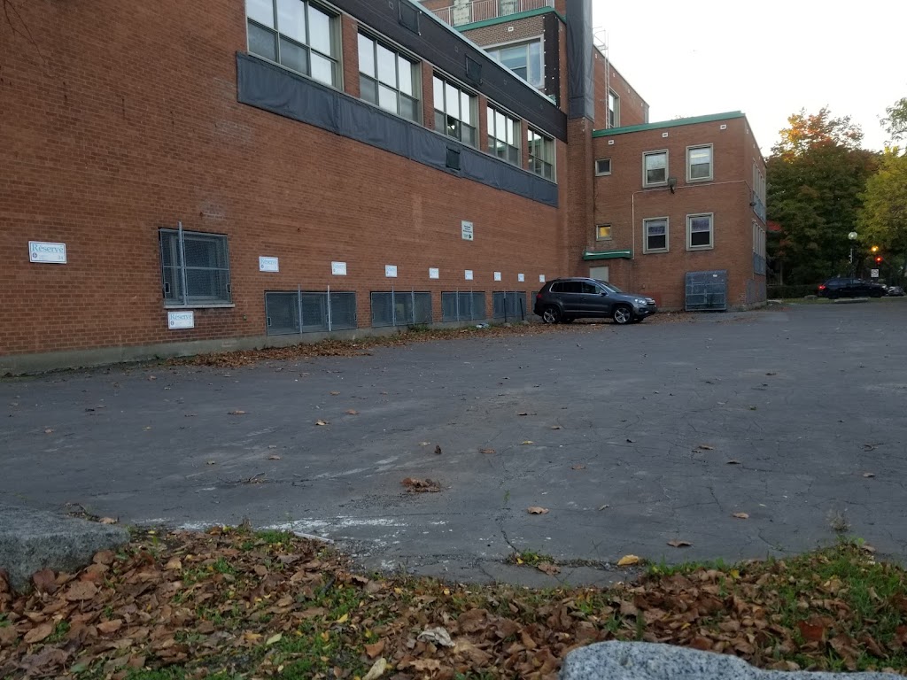École secondaire Sophie-Barat - Annexe | 750 Boul. Gouin E, Montréal, QC H2C 1A6, Canada | Phone: (514) 596-5538