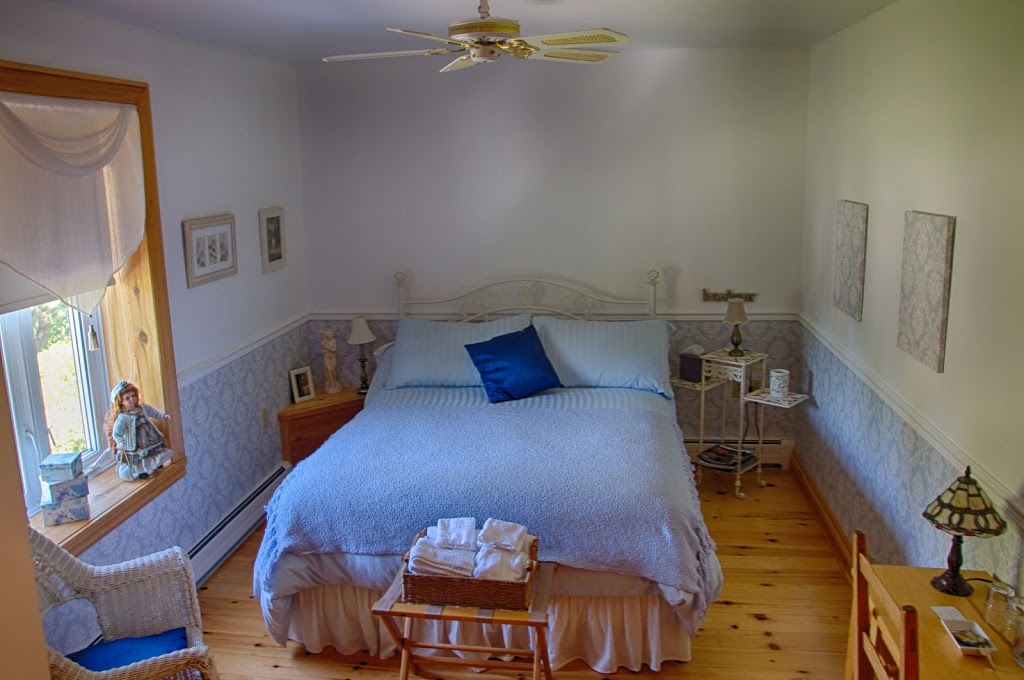 La Perrotdamoise | 25 Rue de lÉglise, Notre-Dame-de-lÎle-Perrot, QC J7V 8P4, Canada | Phone: (514) 453-1444