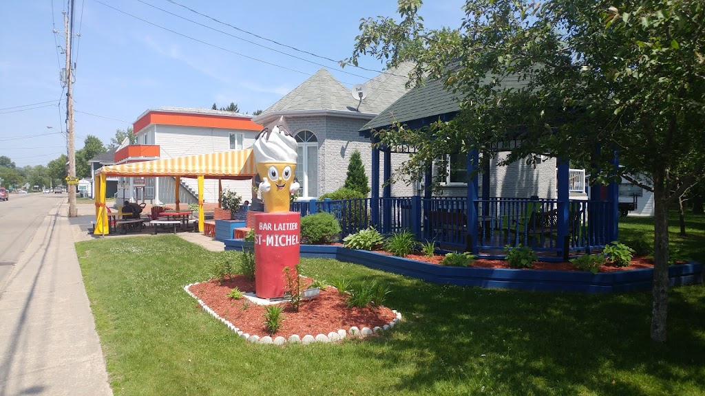 Bar Laitier Saint-Michel | 300 Rue Brassard, Saint-Michel-des-Saints, QC J0K 3B0, Canada | Phone: (450) 833-5657