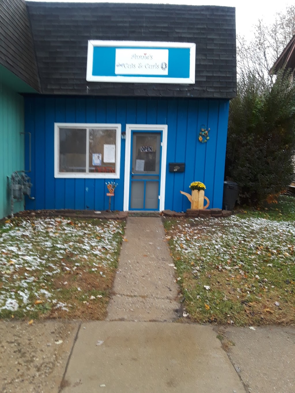 Annies Cuts & Curls | 1401 St Clair Blvd, Algonac, MI 48001, USA | Phone: (586) 549-3240