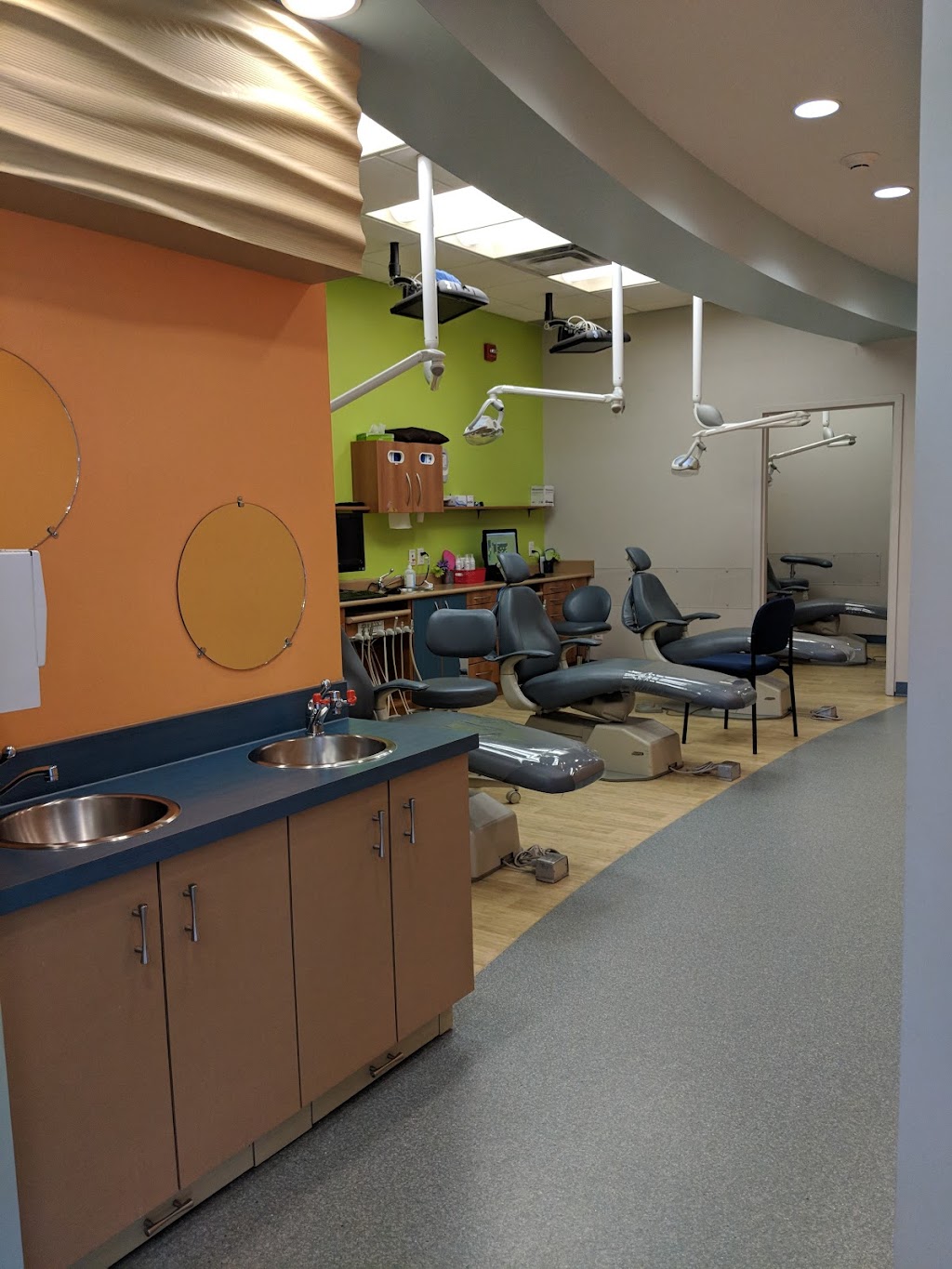 Childrens Dental World | 1420 McPhillips St, Winnipeg, MB R2V 3C5, Canada | Phone: (204) 888-5437
