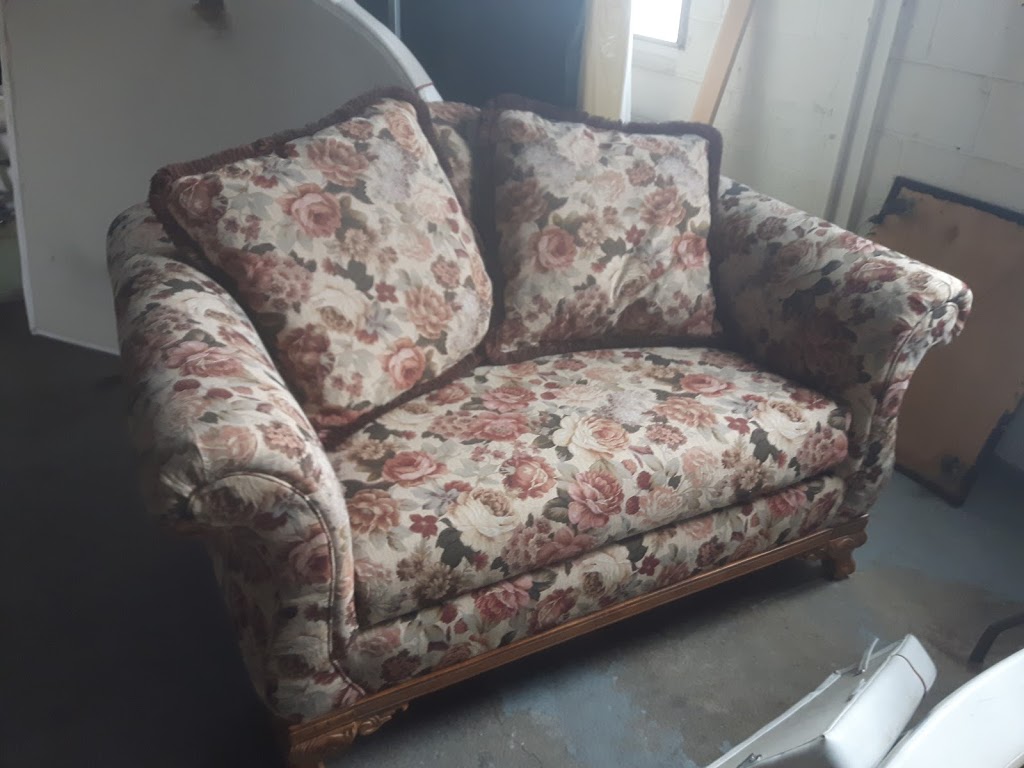 Streetsville Custom Upholstery | 64 Thomas St #2, Mississauga, ON L5M 1Y7, Canada | Phone: (416) 834-1672