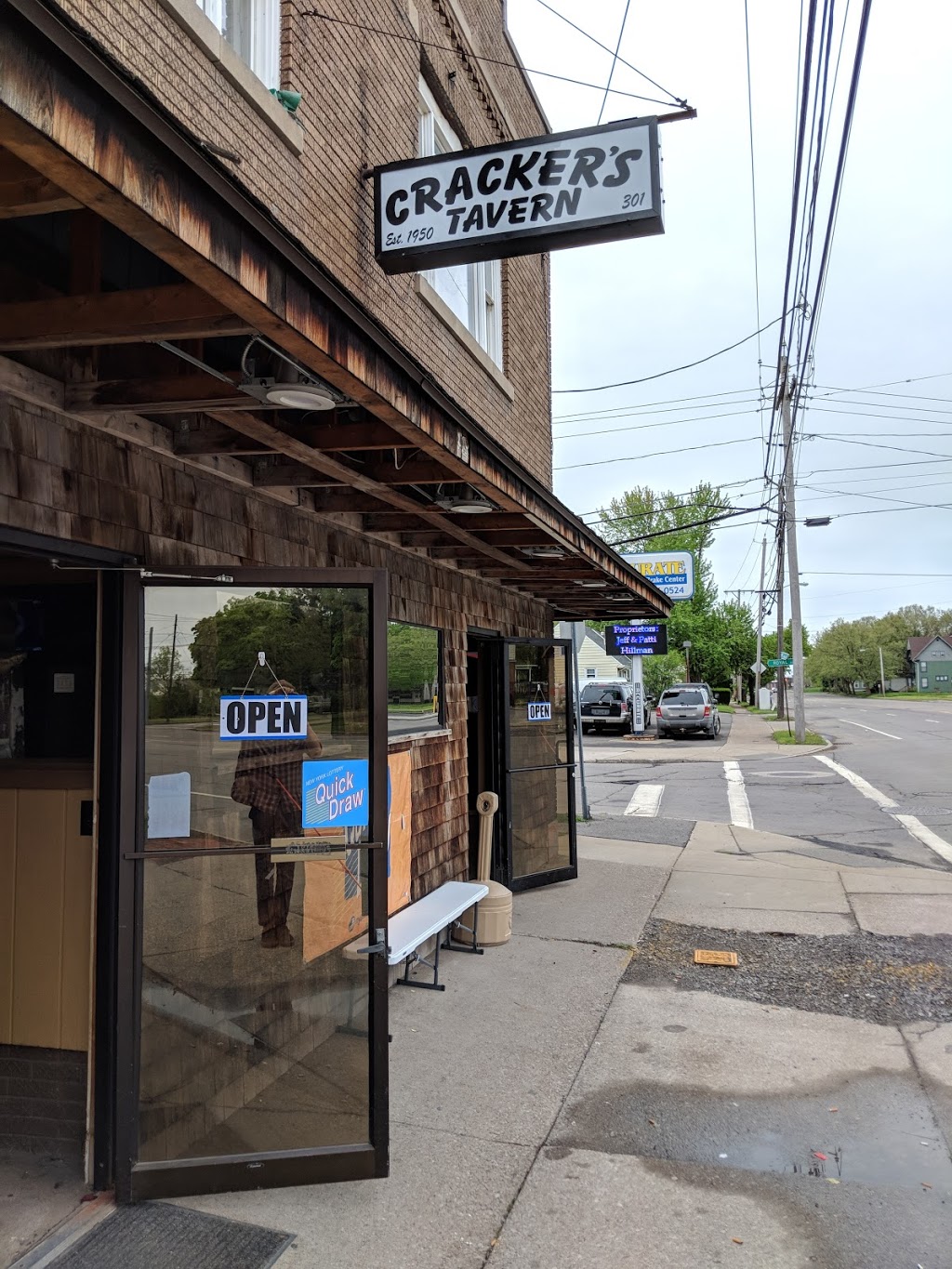 Crackers Tavern | restaurant | 301 Hyde Park Blvd, Niagara Falls, NY 14303, USA