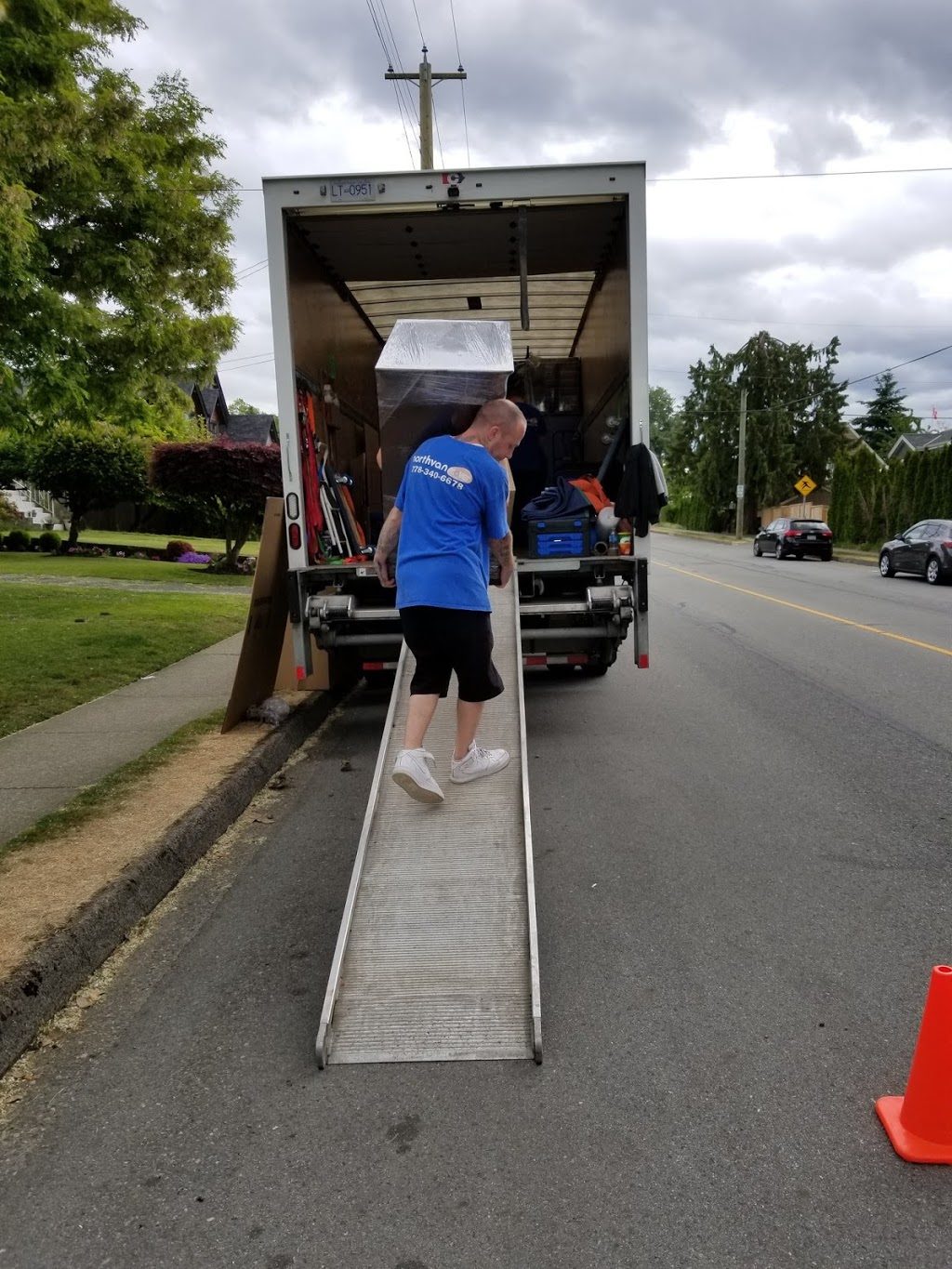 North Van Mover | 219 MacKay Rd, North Vancouver, BC V7P 3N6, Canada | Phone: (778) 340-6678