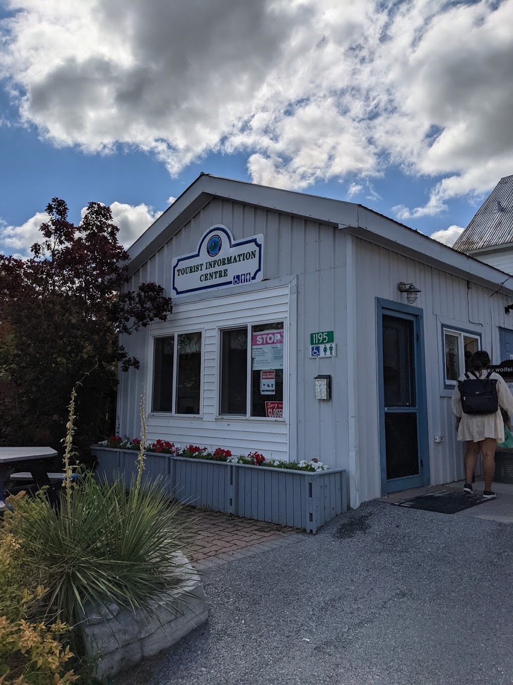 Wolfe Island Town Hall | 1191 County Rd 96, Wolfe Island, ON K0H 2Y0, Canada | Phone: (613) 385-2216