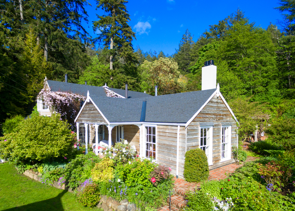 Sooke Cedar House | 5262 Sooke Rd, Sooke, BC V9Z 0E8, Canada | Phone: (250) 652-1528