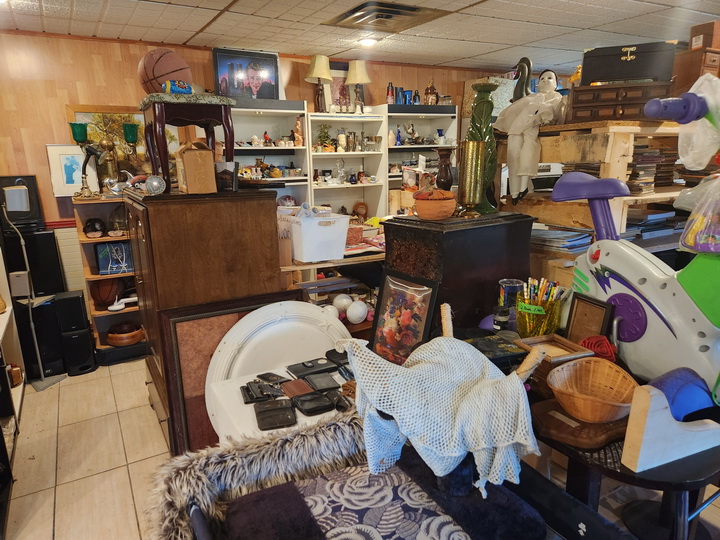 Bazar Chez Yvon | 9309 Bd Sainte-Anne, Sainte-Anne-de-Beaupré, QC G0A 3C0, Canada | Phone: (418) 823-0023