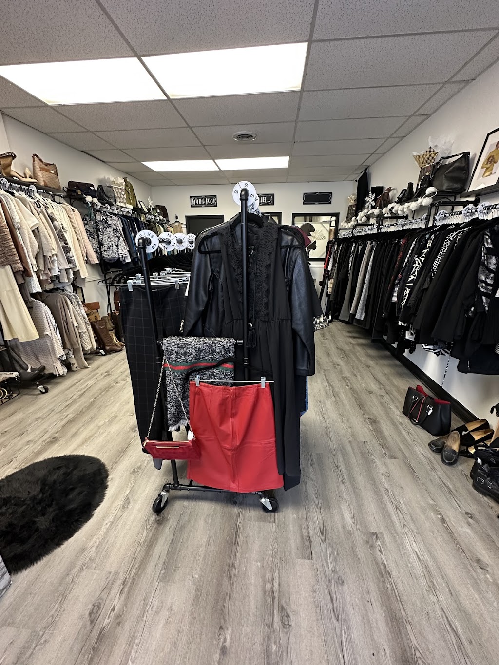 Fashion Flip | 1400 Pelham St Unit 2, Fonthill, ON L0S 1E7, Canada | Phone: (289) 969-5431