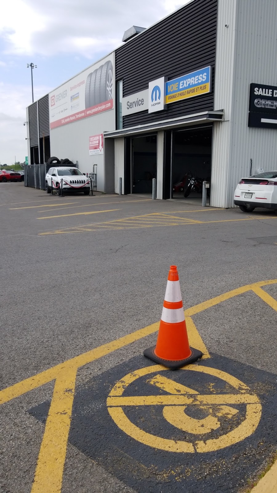 Grenier Chrysler | 1245 Montée Masson, Terrebonne, QC J6W 6A6, Canada | Phone: (450) 471-4111