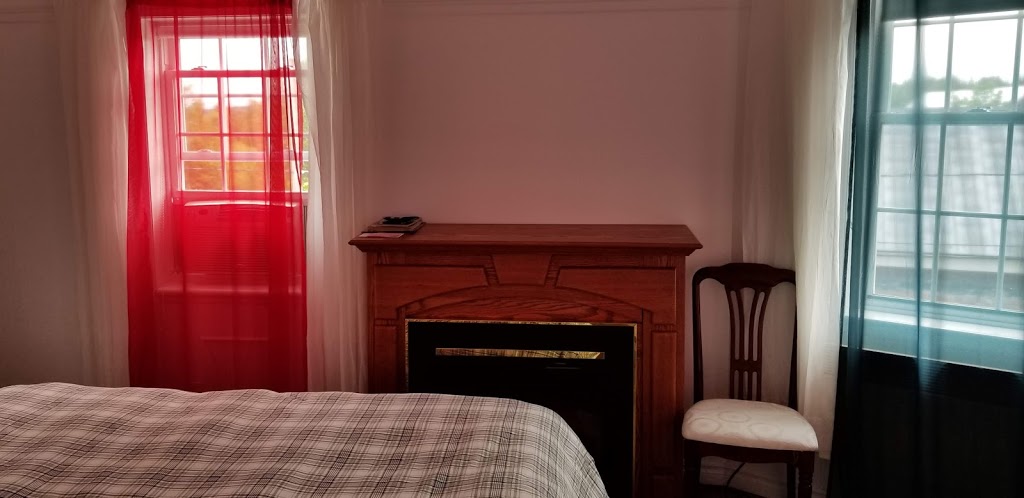 Auberge Mi-Chemin | 32 Rue de Broughton Station, Saint-Pierre-de-Broughton, QC G0N 1T0, Canada | Phone: (418) 427-2267