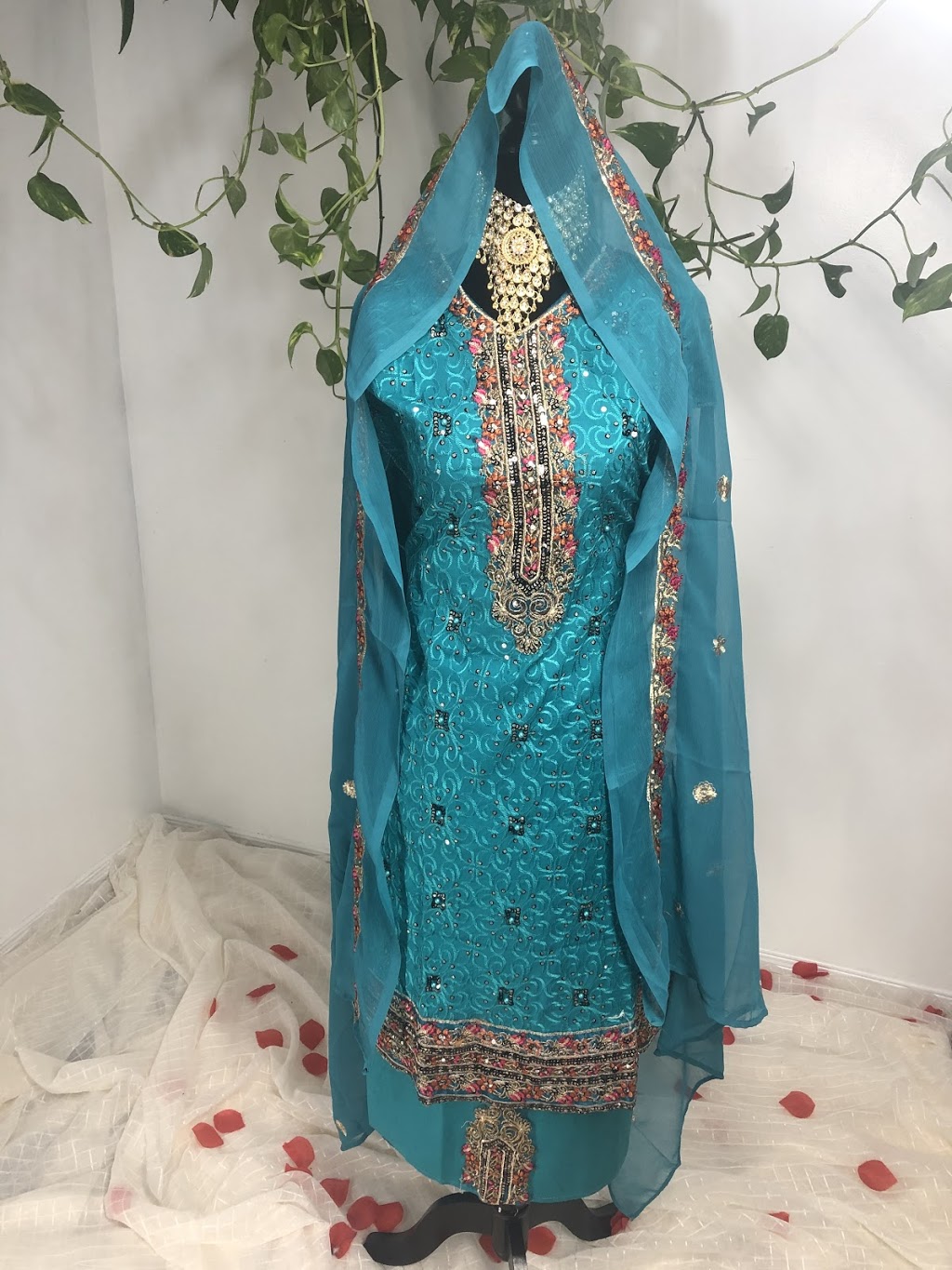 Malalai Boutique | 2301 Sheridan Garden Dr, Oakville, ON L6J 7R9, Canada | Phone: (647) 212-2525