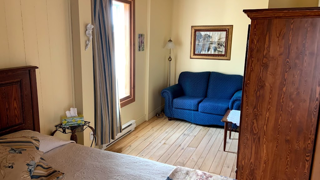 Auberge La Mansarde | 187 Rue St Raphaël, La Malbaie, QC G5A 2N6, Canada | Phone: (888) 577-2750