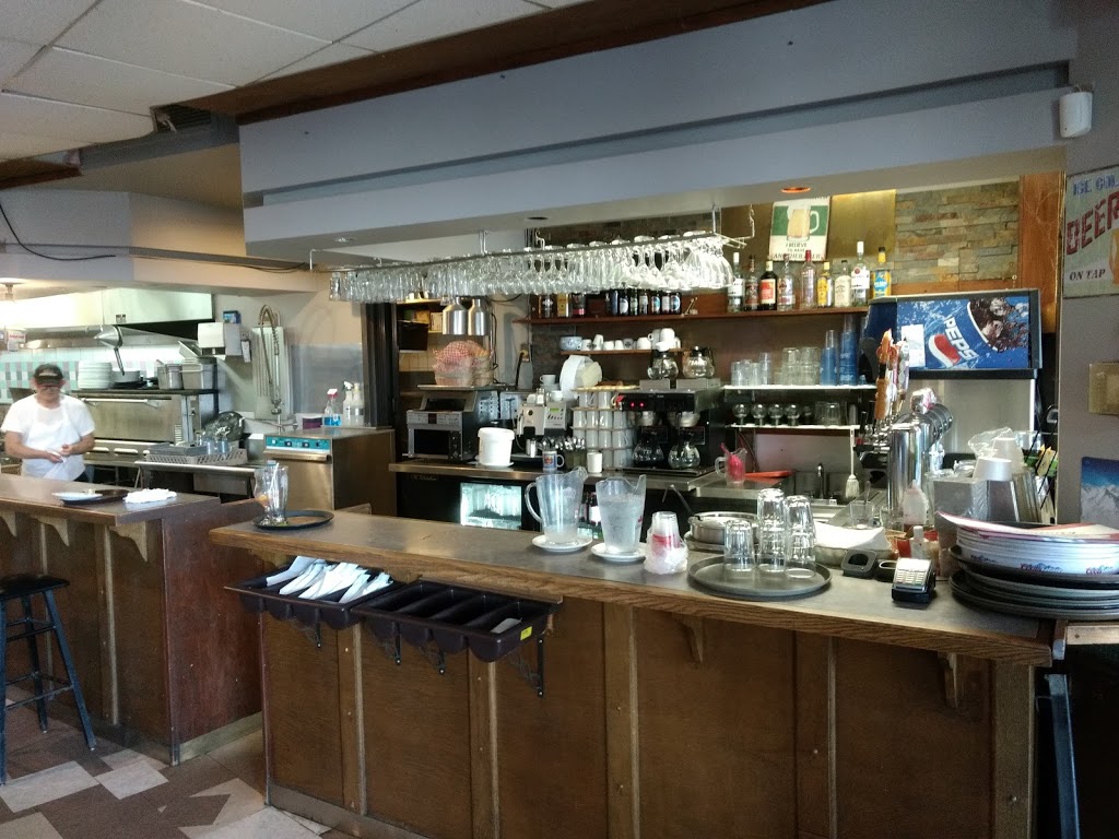 Restaurant Chez Basile | 74 Rue Sainte-Anne, Sainte-Anne-de-Bellevue, QC H9X 1L9, Canada