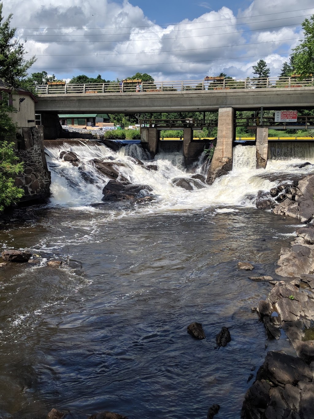 Bracebridge Visitor Info Ctr | 1 Manitoba St, Bracebridge, ON P1L 1S4, Canada | Phone: (705) 645-8121