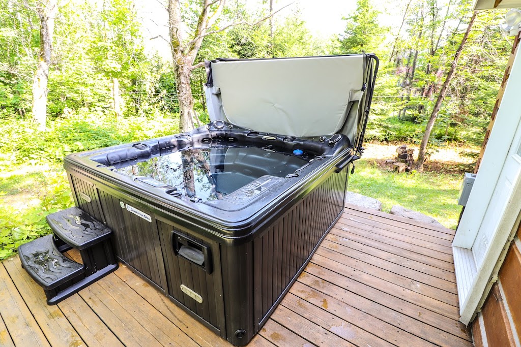 Chalet Chic Cosy & Spa | 88 Chem. des Pins, Sainte-Anne-des-Lacs, QC J0R 1B0, Canada | Phone: (450) 712-0202