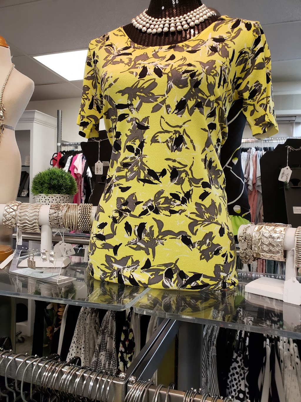 Paradiso Boutique | 51 Bolton St, Bobcaygeon, ON K0M 1A0, Canada | Phone: (705) 731-1066