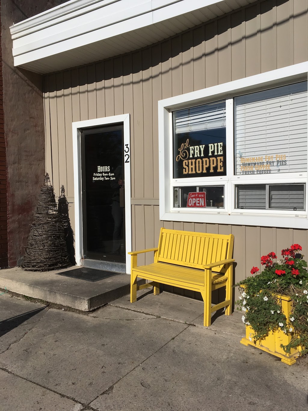 Lil Fry Pie Shoppe | 32 Main St N, Milverton, ON N0K, Canada | Phone: (519) 588-4923