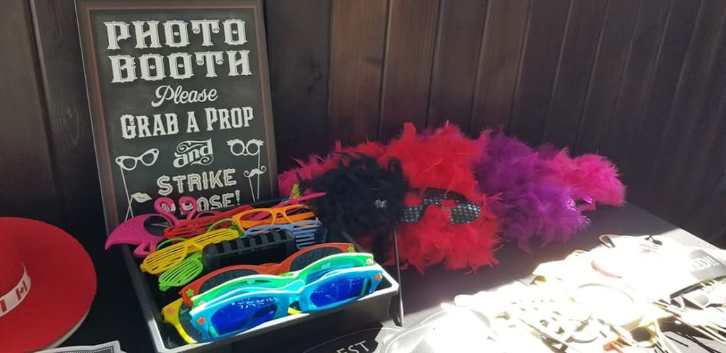 Magic Mirror Photobooth Winnipeg | 600 McGregor St, Winnipeg, MB R2W 0P1, Canada | Phone: (204) 230-0379