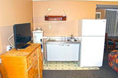 Capones Hideaway Motel | 1 Main St N, Moose Jaw, SK S6H 0V8, Canada | Phone: (306) 692-6422