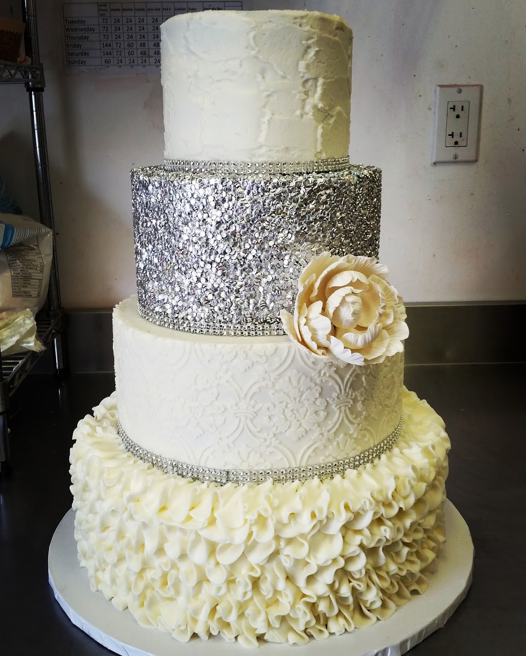 Lavish Cupcakes | 8611 Weston Rd #34, Woodbridge, ON L4L 9P1, Canada | Phone: (905) 264-6443