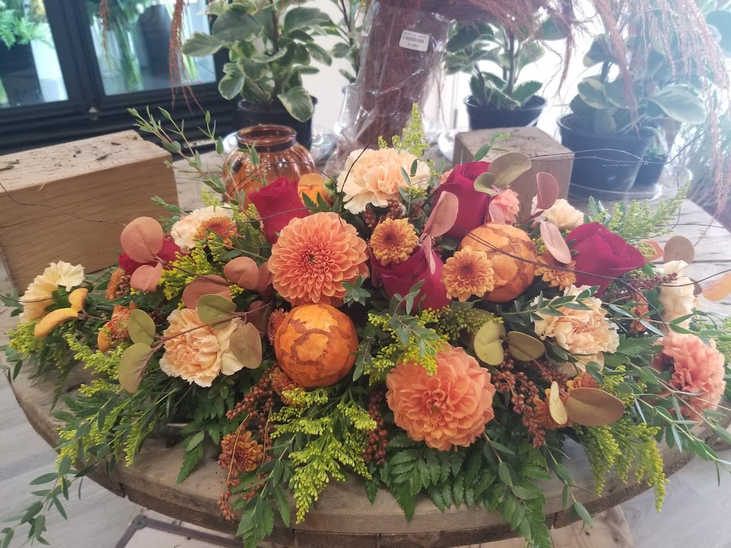 Floral Design By Nicole | 2 Castlewood Blvd Unit 6, Dundas, ON L9H 7M8, Canada | Phone: (905) 627-3337