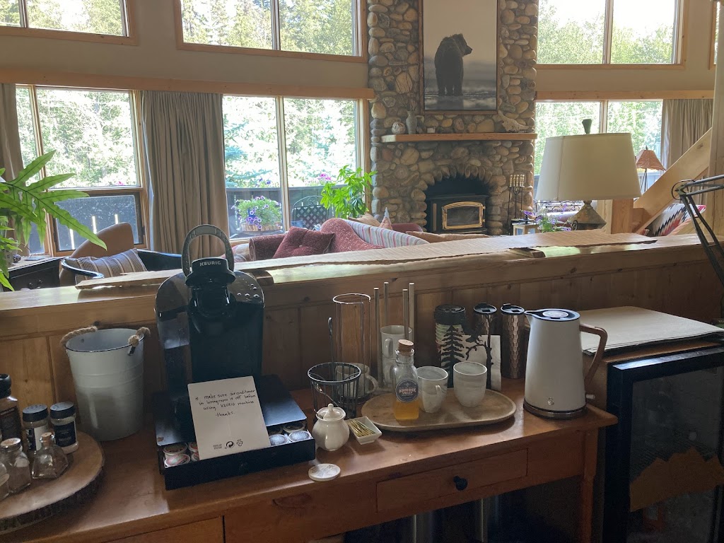 Ambleside Lodge B&B | 123A Rundle Crescent, Canmore, AB T1W 2L6, Canada | Phone: (403) 678-3976